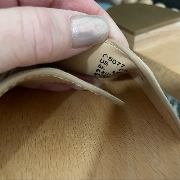 Like new cream colored Coach sandals. Size 6. - Picture 4 of 5